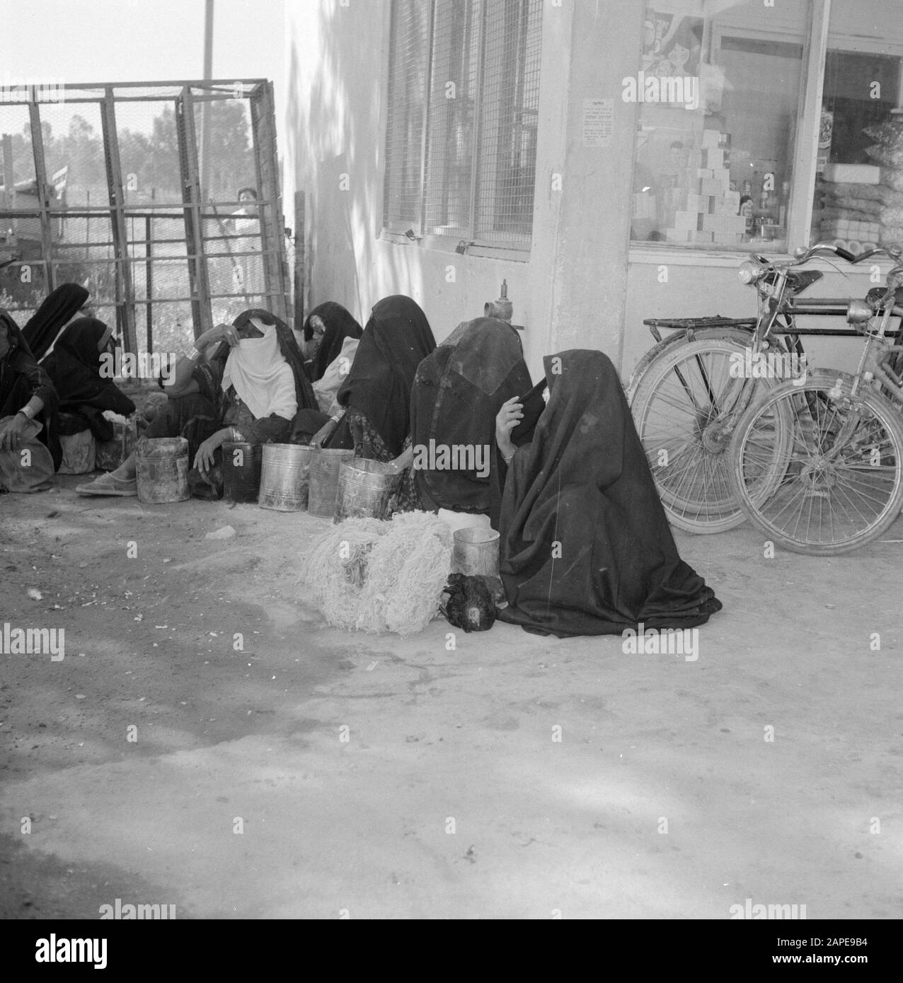 Israël 1960-1965: Bedouin in in Beershewa (Beer Sheva) Description: Bedouin femmes en costume traditionnel sur le marché avec leurs marchandises emballées en boîtes Date: 1 janvier 1960 lieu: Bersheba, Israël mots clés: Bedouin, commerce, costume, marchés Banque D'Images