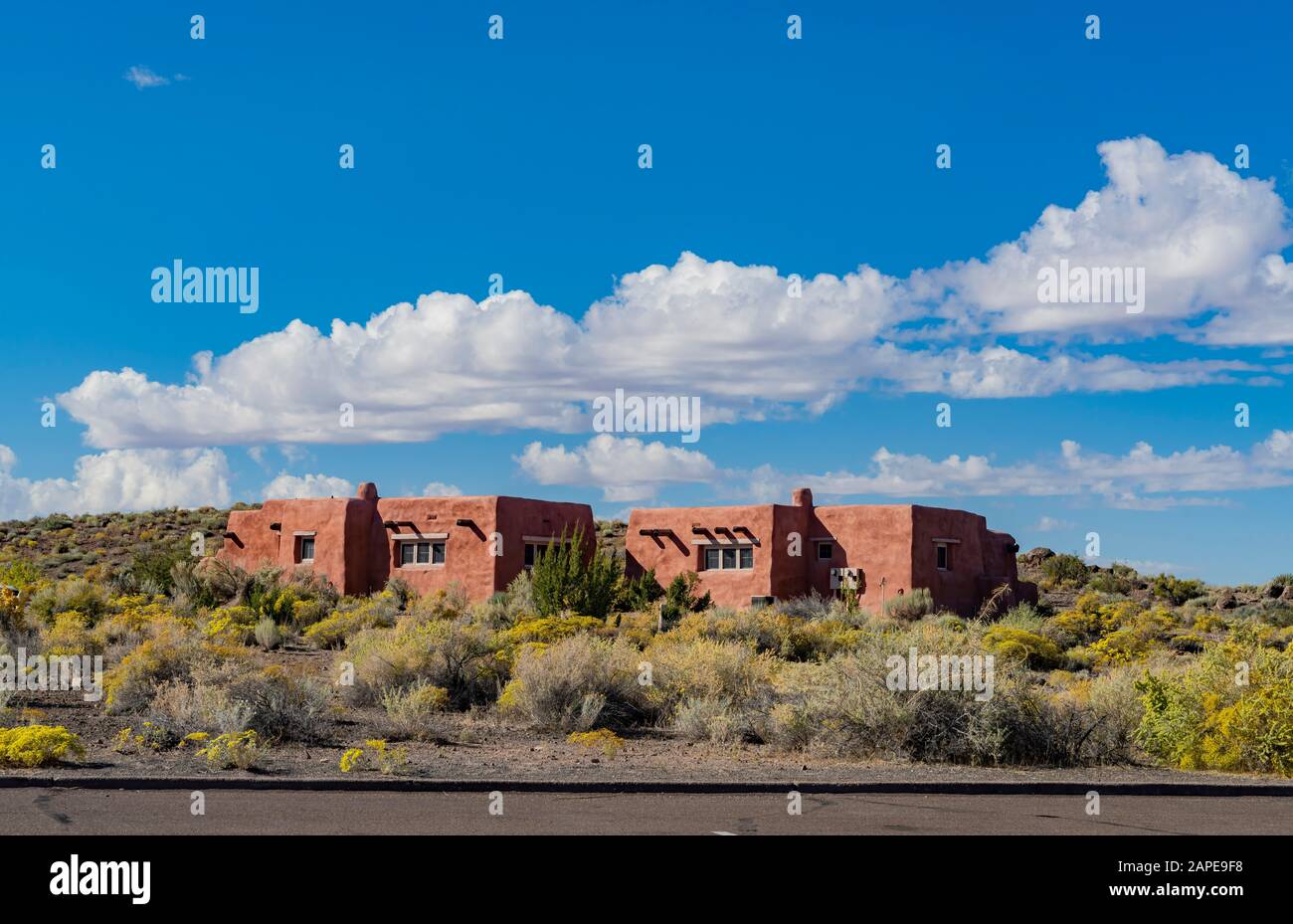 Magnifique bâtiment de style Pueblo du parc national de la forêt pétrifiée en Arizona Banque D'Images