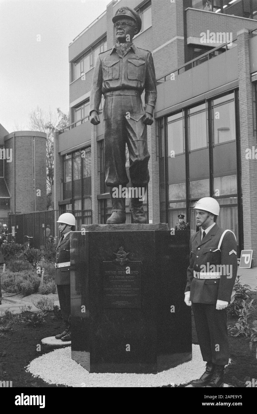 Image Prins Bernhard (en force aérienne uniforme) a révélé La Haye; l'image Prince Bernhard Date: 15 décembre 1988 lieu: La Haye, Zuid-Holland mots clés: Images, révélations Banque D'Images