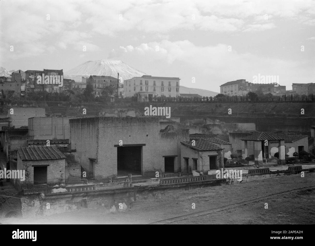Italie Description: Image des ruines de la ville d'Herculaneum avec en arrière-plan le Vésuve Date: Non daté lieu: Herculaneum, Italie mots clés: Archéologie, fouilles, ruines, volcans, habitations Banque D'Images