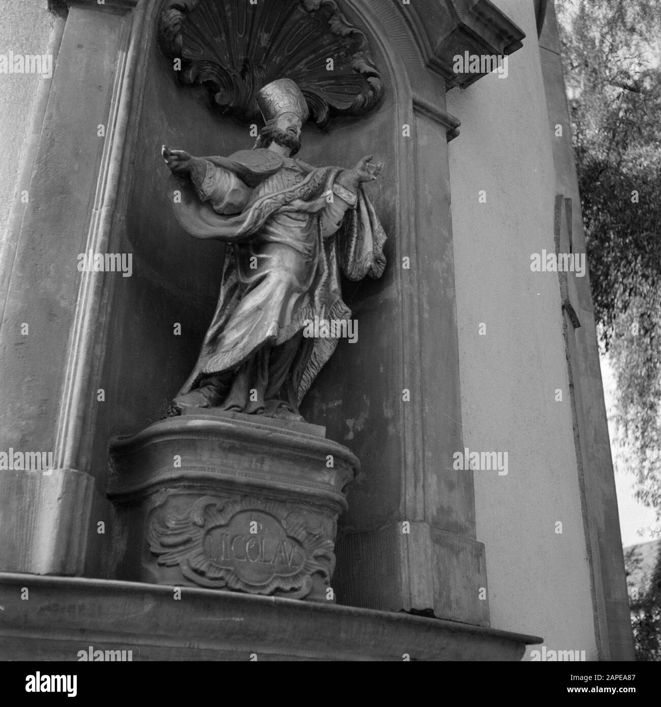 Trèves: Sites Description: Statue de Saint Nicolas de Myra dans la Chapelle Nicolas de Simeonstrasse Date: Non dédrée lieu: Allemagne, Rhénanie-Palatinat, Trèves, Allemagne de l'Ouest mots clés: Sites touristiques, sculptures, statues de saints Nom personnel: St. Nikolaas van Myra Banque D'Images