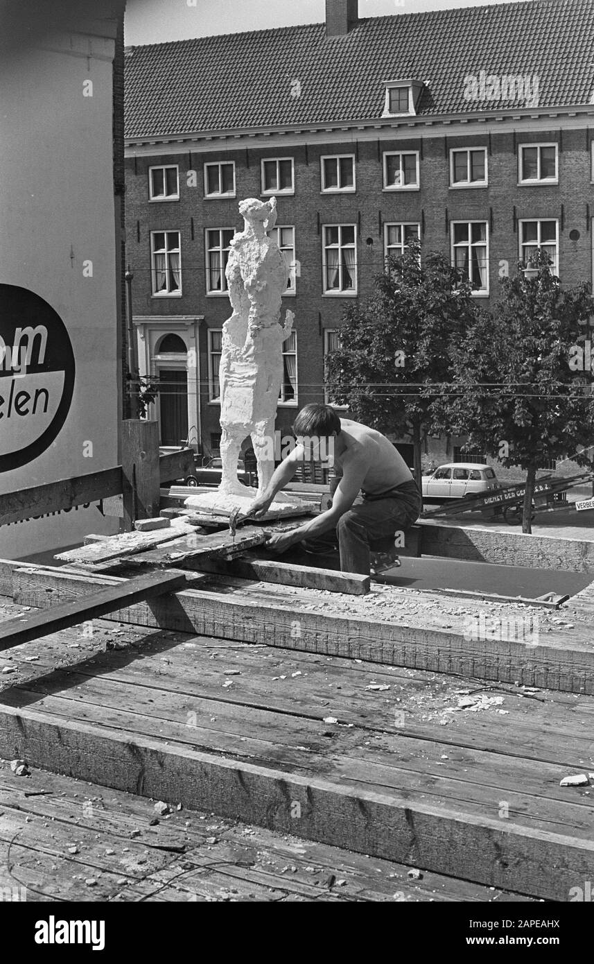 Sculpteur Jacq Jutte au travail Date: 13 août 1965 mots clés: Sculpteurs Nom De La Personne: Jacq Jutte Banque D'Images