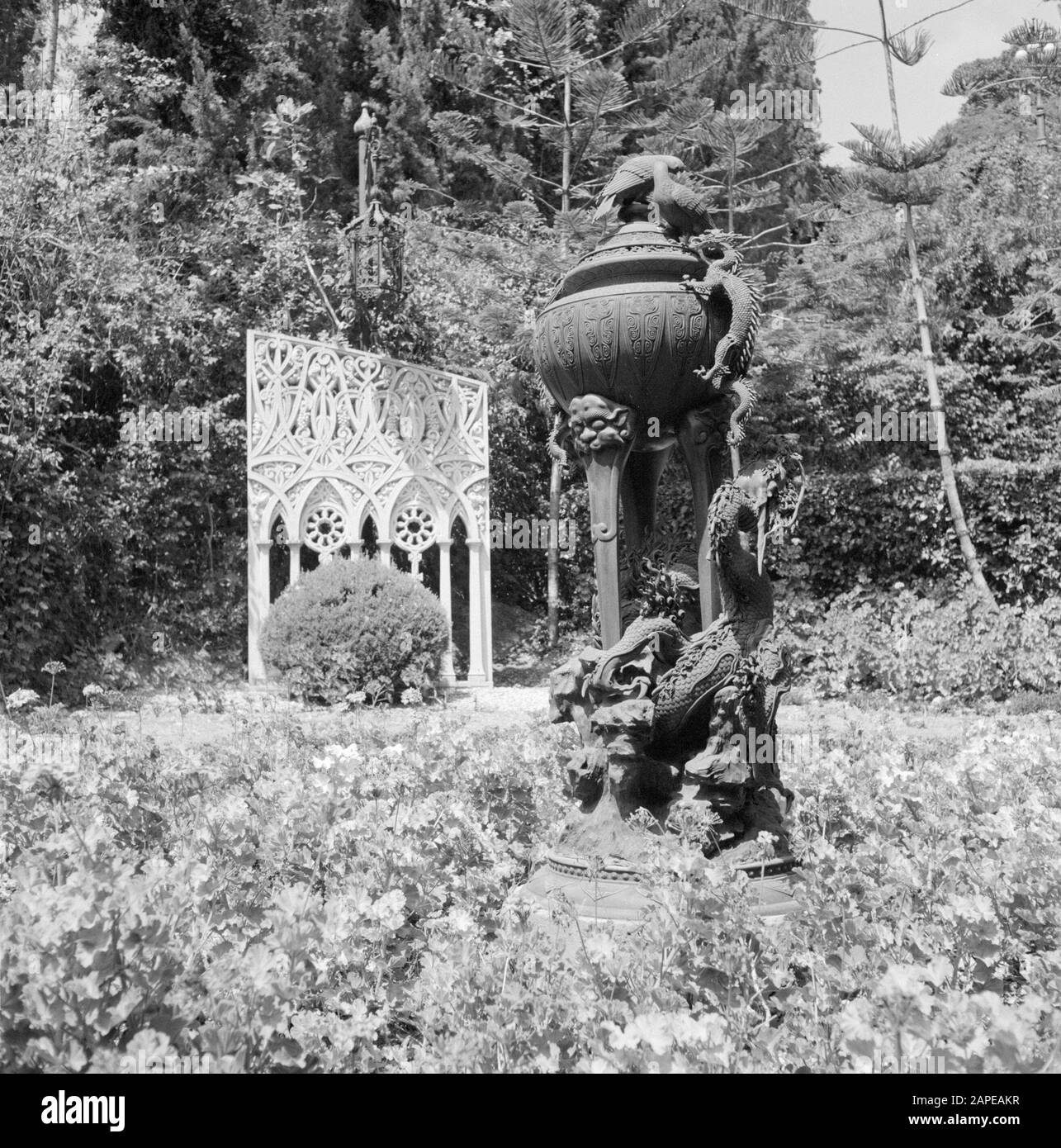 Israël 1964-1965: Haifa, Temple Bahai Description: Sculptures dans le jardin persan du Temple Bahai (Maison bahá'í du culte) sur les montagnes du Carmel Annotation: Les maisons bahá'íes d'adoration sont destinées à la prière et à la méditation et sont librement accessibles à tous Date: 1964 lieu: Carmel, Haifa, Israël mots clés: sculptures, montagnes, temples, jardins Banque D'Images