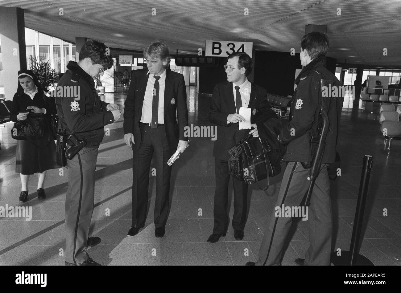 L'équipe néerlandaise de football part de Schiphol à l'Italie Description: Beenhakker (l.) et Huijbrechts (r.) sont vérifiés en relation avec les mesures de sécurité, en raison du même quai qu'un avion EL-al a quitté Date: 6 janvier 1986 lieu: Noord-Holland, Schiphol mots clés: Agents, contrôle, contrôles, aéroports, passagers, terminaux de passagers, policiers, voyageurs, formateurs, aéroports, football, football nom de la personne: Beenhakker, Leo, Huijbrechts, Jan Banque D'Images