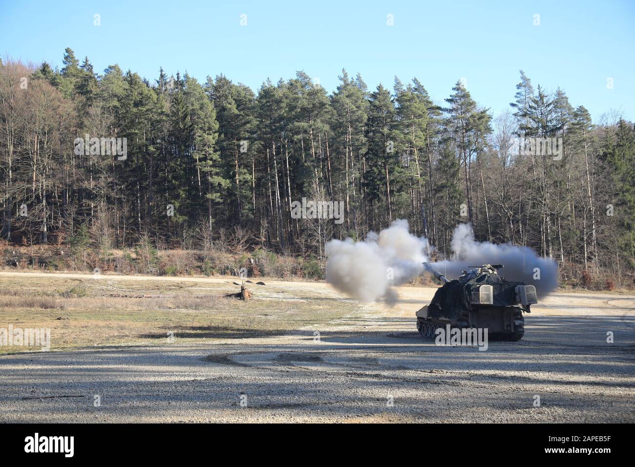 Les Soldats de l'armée américaine du 3ème Bataillon, 16ème Régiment d'artillerie de campagne incendient un rond de canon d'un howitzer de Paladin de M109 A pendant La Résolution Combinée du XIIl dans la zone d'entraînement de Grafenwoehr à Grafenwoehr, Allemagne, le 15 janvier 2020. Combined Resolve XIII est un exercice d'opération multinationale unifiée dirigée par le Département de l'Armée de terre du quartier général de l'armée avec la Brigade de la Force des pays alignés Au Niveau Régional des États-Unis à l'appui des objectifs du Commandement européen (COMUE). Le but de l'exercice est de préparer la 2ème équipe de combat de Brigade blindée, la 1ère Division Cavalry avec 16 autres nations alliées et partenaires pour lutter et gagner Banque D'Images