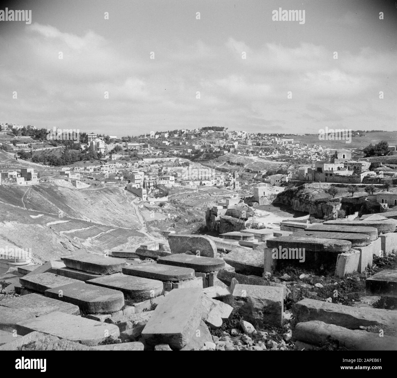 Moyen-Orient 1950-1955 : Jordanie Description: Cimetière sur la montagne de Sion. Vue de la vallée de Hinnom Annotation: Au moment de l'enregistrement cet endroit était en Jordanie Date: 1950 lieu: Jérusalem, Jordanie mots clés: Cimetières, tombstones, panorama Banque D'Images