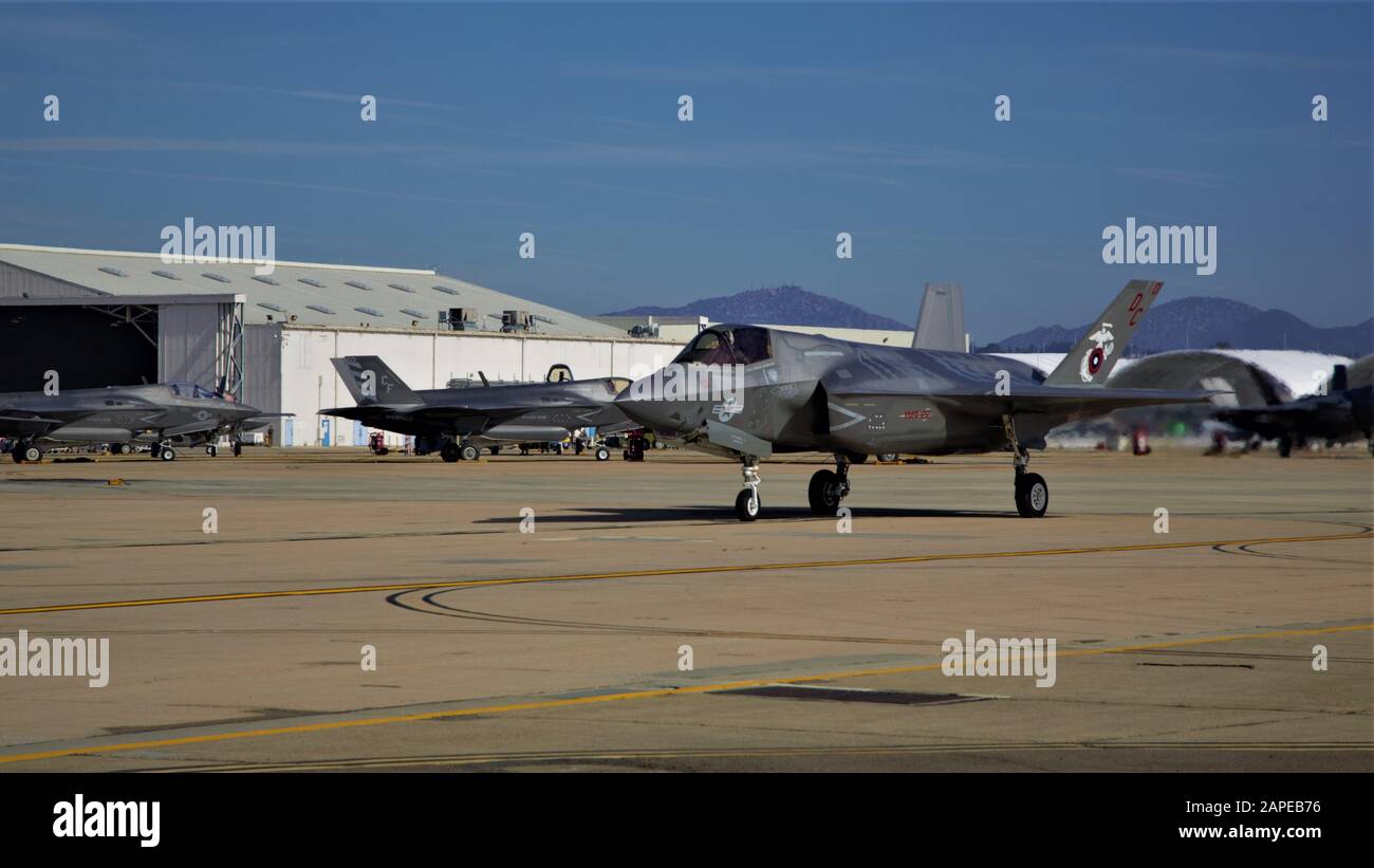 Plusieurs F-35 B Lightning II avec la 3ème aile des avions marins se préparent au décollage à l'appui de l'exercice Winter Fury le 15 janvier 2020, à la station aérienne de Marine corps Miramar, San Diego, L'exercice Calif. Winter Fury est conçu pour préparer les pilotes et les équipages d'aéronefs de la 3ème Escadre des aéronefs marins (MAW) pour le premier cours officiel d'instructeur d'aviation, d'armes et de tactiques du corps maritime. Au cours de cet exercice, les marines de la 3ème MAW ont perfectionné leurs compétences et ont accru leur compétence dans les six fonctions de Marine Aviation, tout en formant simultanément avec leurs homologues de la Marine et de la Force aérienne. (ÉTATS-UNIS Ma Banque D'Images