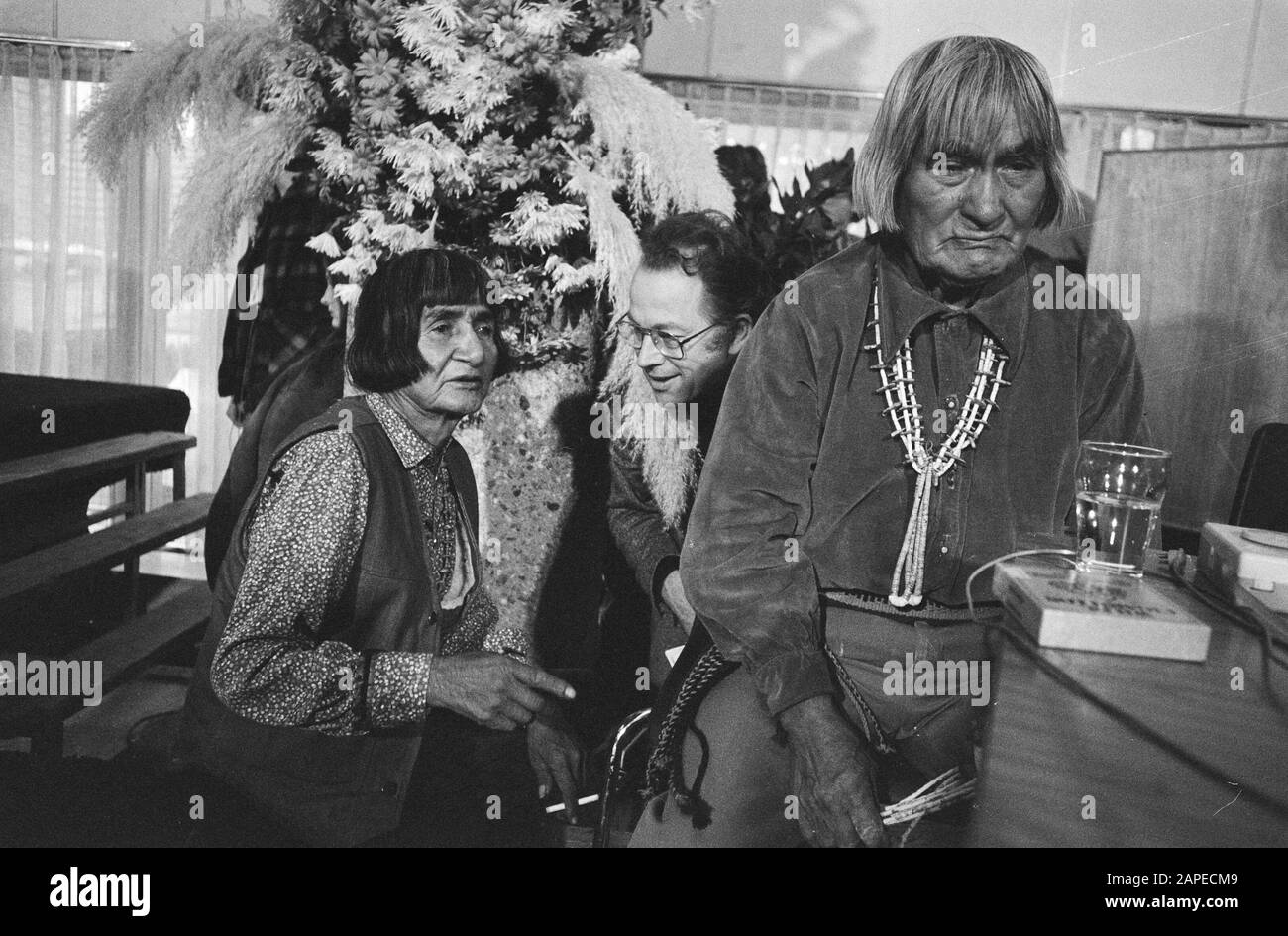 Quatrième Tribunal Russell sur les droits Indiens en Amérique Description: Affaire de traitement Indiens Hopi de Hotevilla, Arizona Date: 27 novembre 1980 lieu: Rotterdam, South Holland mots clés: Indiens, droits, traitements Nom de l'institution: Doelen, The, Russell-Tribunal Banque D'Images