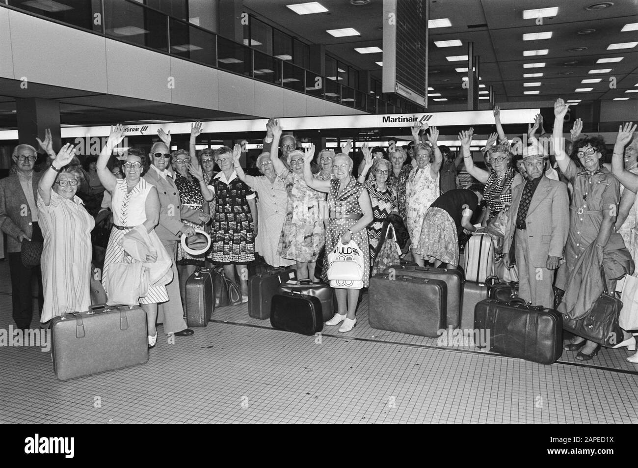 Personnes âgées qui n'ont pas pu partir en vacances la semaine dernière en raison de problèmes avec l'agence de voyage, a maintenant quitté Schiphol pour faire des vagues de personnes âgées à Schiphol Date: 5 juillet 1977 lieu: Noord-Holland, Schiphol mots clés: Personnes âgées, agences de voyage, vacances Nom de l'établissement: Schiphol Banque D'Images