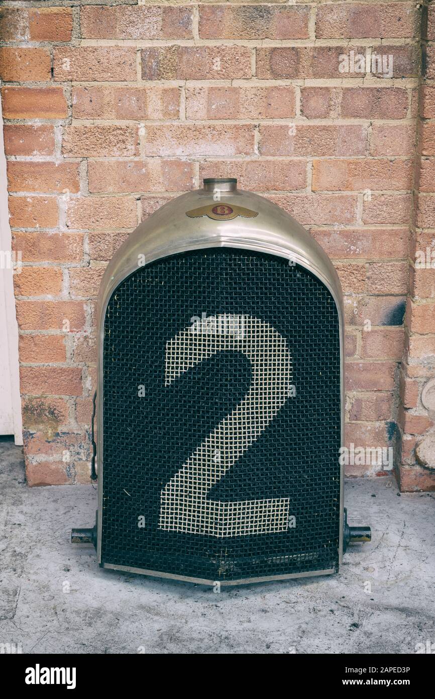 Grille de radiateur bentley vintage dans un atelier de restauration au Bicester Heritage Centre. Bicester, Oxfordshire, Angleterre. Banque D'Images