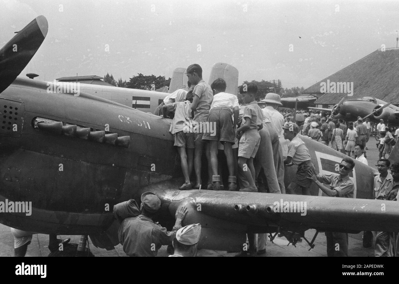 Journée De L'Aviation Aviation Militaire À L'Aéroport De Kemajoran Description: Intéressé Par Une Mustang P51 Date: 9 Mars 1947 Lieu: Batavia, Indonésie, Jakarta, Kemajoran, Hollandais-Indies Banque D'Images