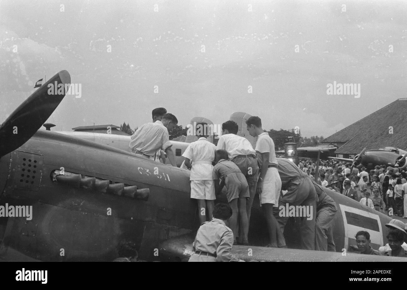 Journée De L'Aviation Aviation Militaire À L'Aéroport De Kemajoran Description: Intéressé Par Une Mustang P51 Date: 9 Mars 1947 Lieu: Batavia, Indonésie, Jakarta, Kemajoran, Hollandais-Indies Banque D'Images