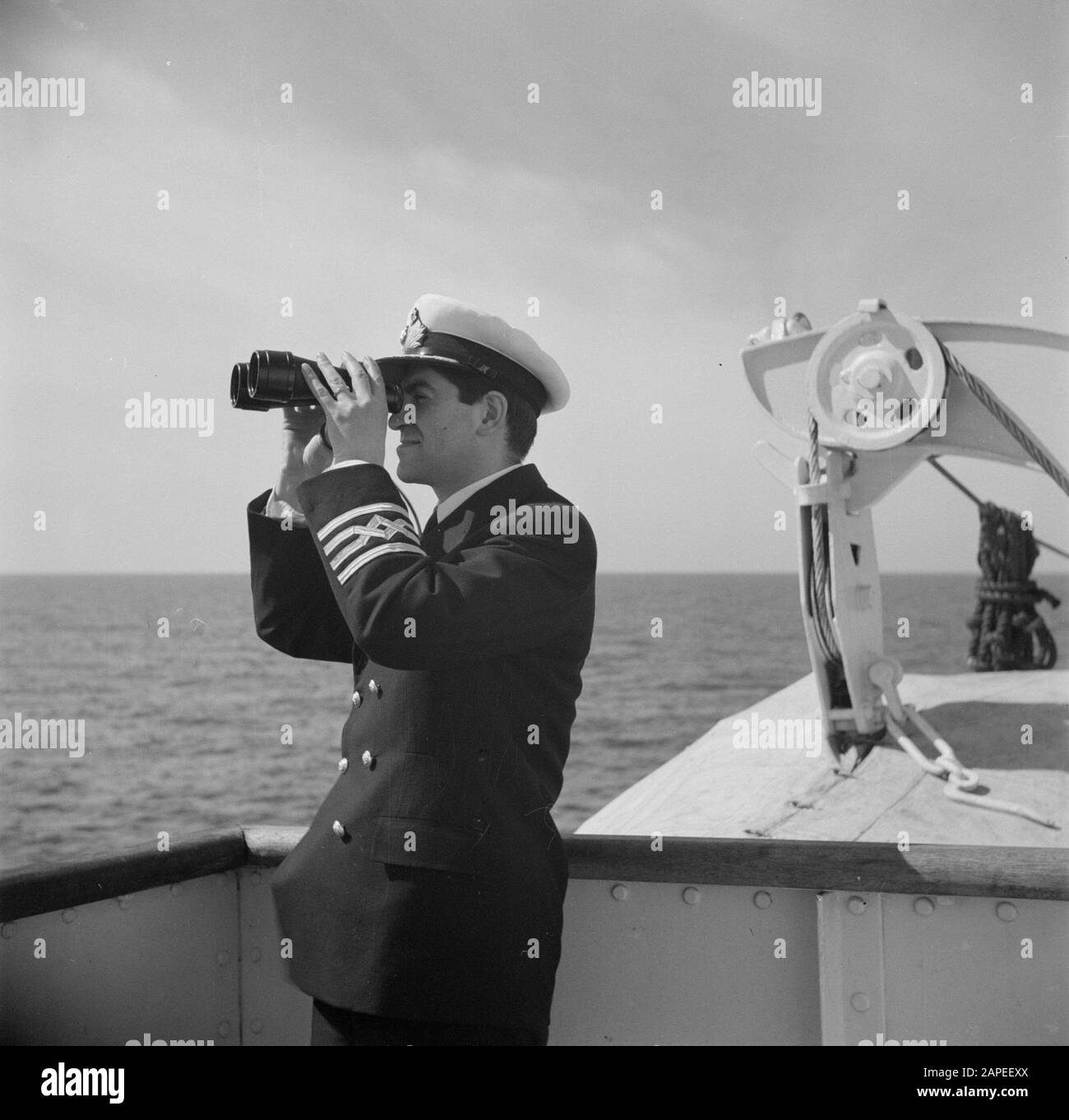 Israël 1948-1949: Voyage en mer Description: Membre d'équipage d'un navire, regardant par des jumelles Annotation: Le photographe Willem van de Poll a réalisé cet enregistrement à bord du navire avec lequel il a voyagé en 1948 de Gênes à Haïfa Date: 1948 lieu: Israël mots clés: Costumes, voyage, jumelles, marins, transport maritime Banque D'Images