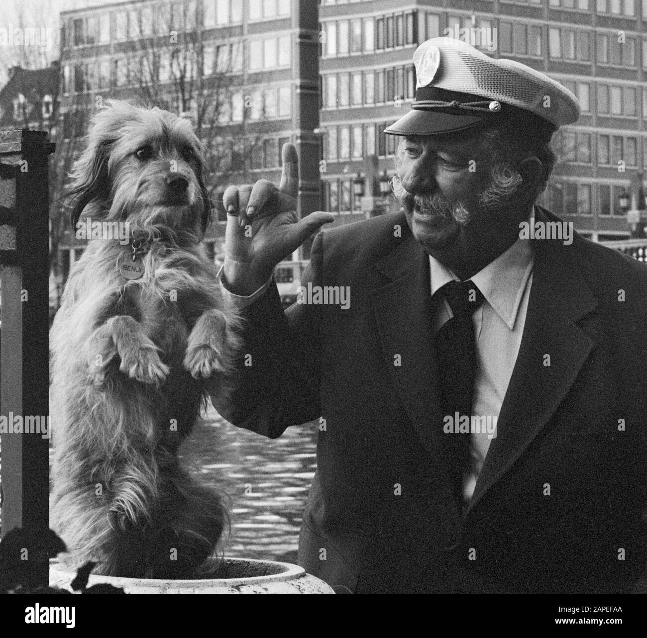 Conférence de presse avec le film chien Benji à l'Amstelhotel à Amsterdam. Benji et l'entraîneur Frank Inn; Banque D'Images