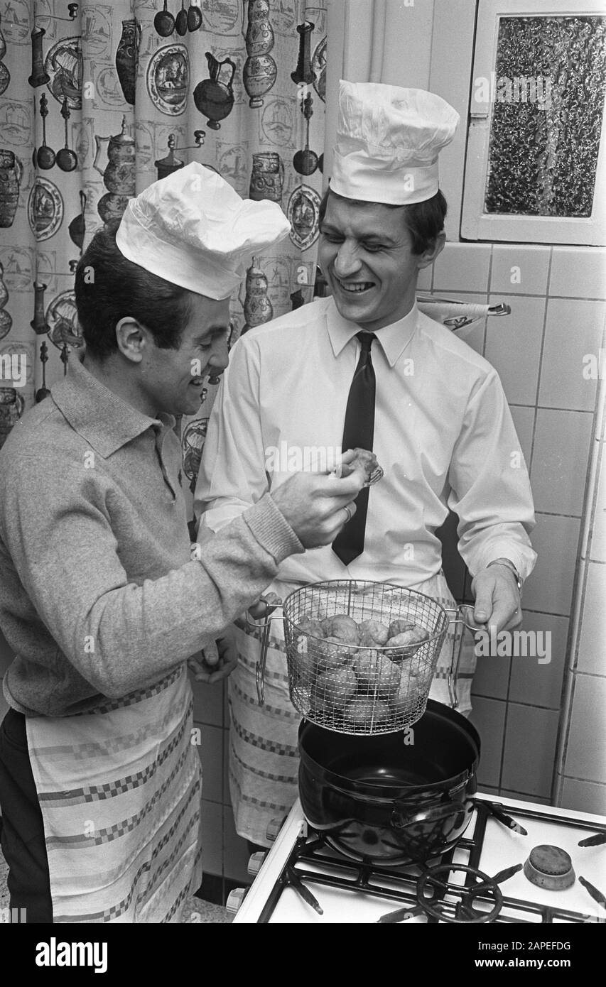 Bennie Muller et Vassovic font cuire des boules d'huile pour les anciens et les nouveaux. Muller et Vassovic dans la cuisine, avec une poêle sans huile. Date: 29 Décembre 1967 Mots Clés: Oil Booles, Baking Nom Personnel: Muller, Bennie, Valovic, Velibor Banque D'Images