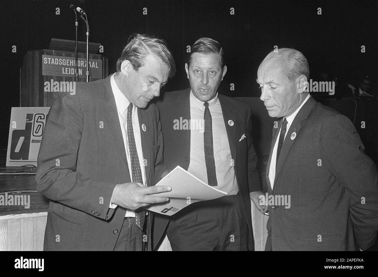 Congrès du parti d'66 à Leiden Description: Délibération du sommet du parti, vnr. Hans van Mierlo, Van Lookeren campagne et J.M. Marque Date: 13 septembre 1968 lieu: Leiden, Zuid-Holland mots clés: Congrès, portraits de groupe, partis politiques Nom personnel: Lookeren campagne, H.J. van Institutioningsnaam: D66 Banque D'Images