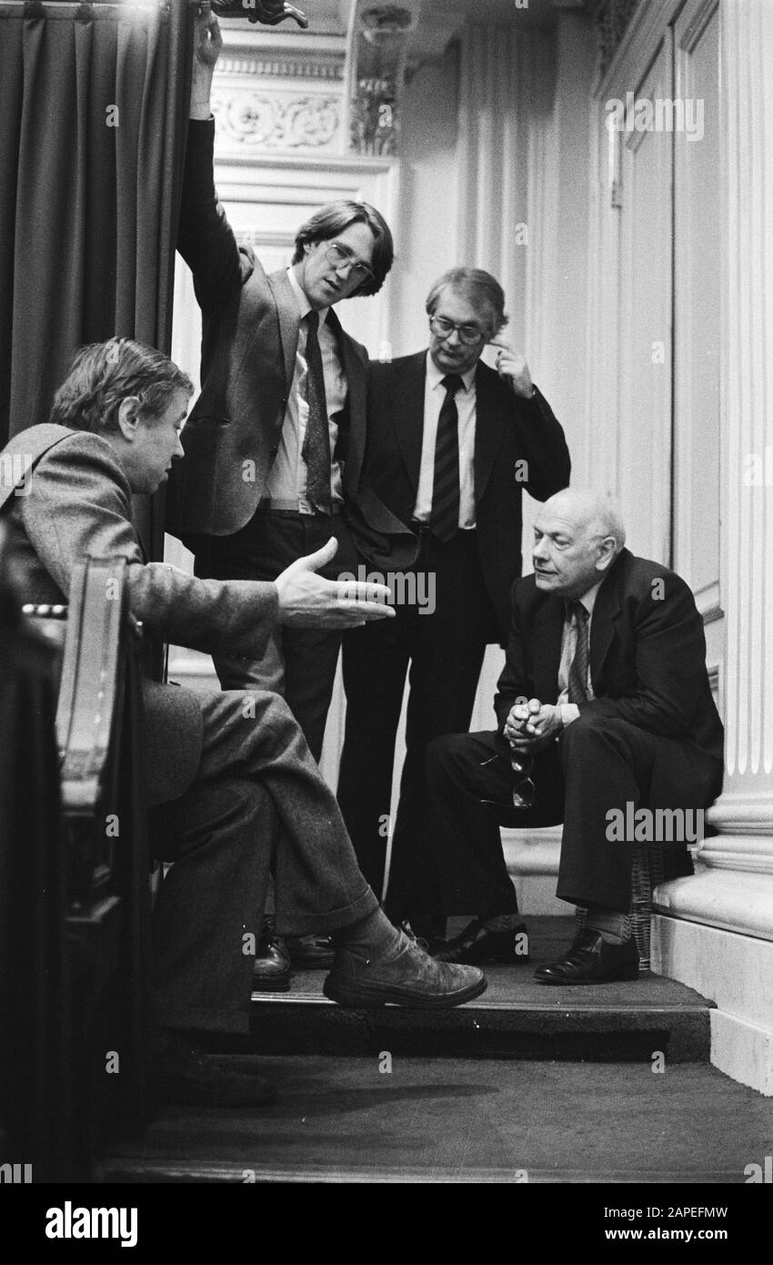 Deuxième Chambre. Dernier jour du débat sur la déclaration du gouvernement Description: Discussion des PvdA-MP, v.l.n.n. Van Dam, Kombrink, Meijer et Den Uyl Date : 25 novembre 1982 lieu : la Haye, Zuid-Holland mots clés : politique du Cabinet, débats parlementaires, nom De La Personne : Dam, Marcel van, Kombrink, Hans, Meijer, Wim, Uyl, Joop den Banque D'Images