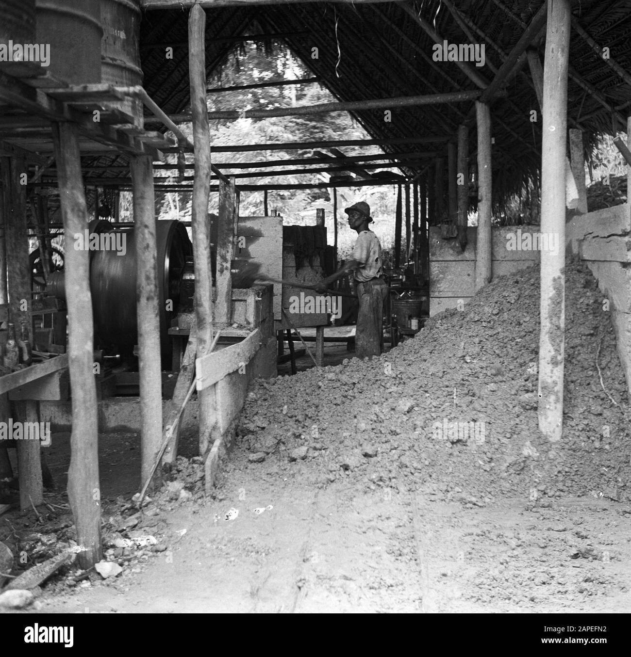 Voyage au Suriname et aux Antilles néerlandaises Description: Berg avec minerai d'or dans la mine d'or de Jong Zuid Date: 1947 lieu: De Jong Zuid, Suriname mots clés: Or diggers, mines Banque D'Images