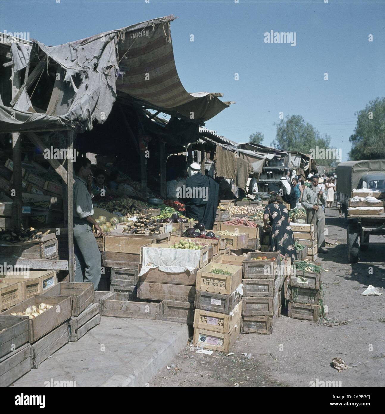 Bersjeba. Table de marché: Étals de marché avec un toit provisoire de tarpauline et de feuilles ondulées; sous les coffres empilés avec des fruits et légumes Date: Non découpés lieu: Bersheba, Israël mots clés: Fruits, légumes, commerce, clients, marchés, marchands de marché Banque D'Images Bersjeba. Table de marché: Étals de marché avec un toit provisoire de tarpauline et de feuilles ondulées; sous les coffres empilés avec des fruits et légumes Date: Non découpés lieu: Bersheba, Israël mots clés: Fruits, légumes, commerce, clients, marchés, marchands de marché Banque D'Images