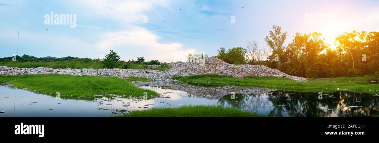 Eau polluée et montagne grand tas de déchets et pollution cela vient des zones urbaines et industrielles ne peut pas se débarrasser de, la société de consommation Cause mas Banque D'Images