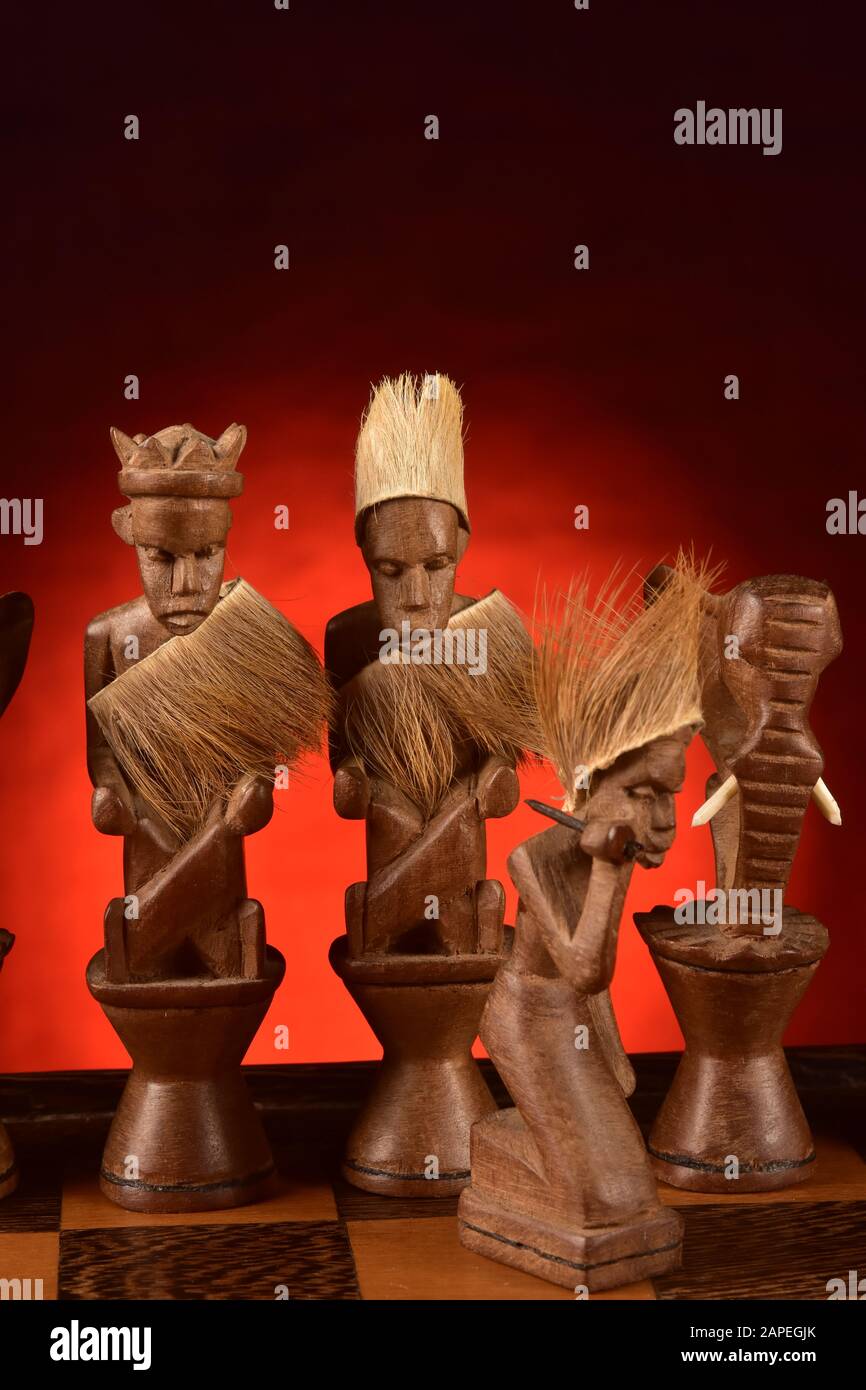 Chessboard avec des pièces imitant des tribus africaines, Rio de Janeiro, Brésil Banque D'Images