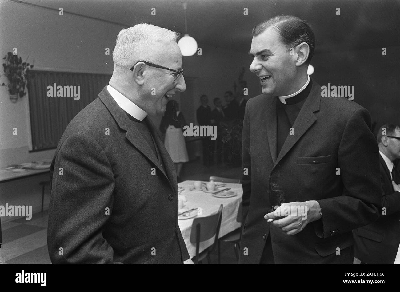 Discussions sur l'Encydic Humanae Vitae à Noordwijkerhout, Mgr. Nierman (à gauche) en conversation avec Mgr. Bluyssen Date: 27 Octobre 1968 Lieu: Noordwijkerhout, Zuid-Holland Mots Clés: Commentaires Nom Personnel: Bluyssen, Johannes Banque D'Images