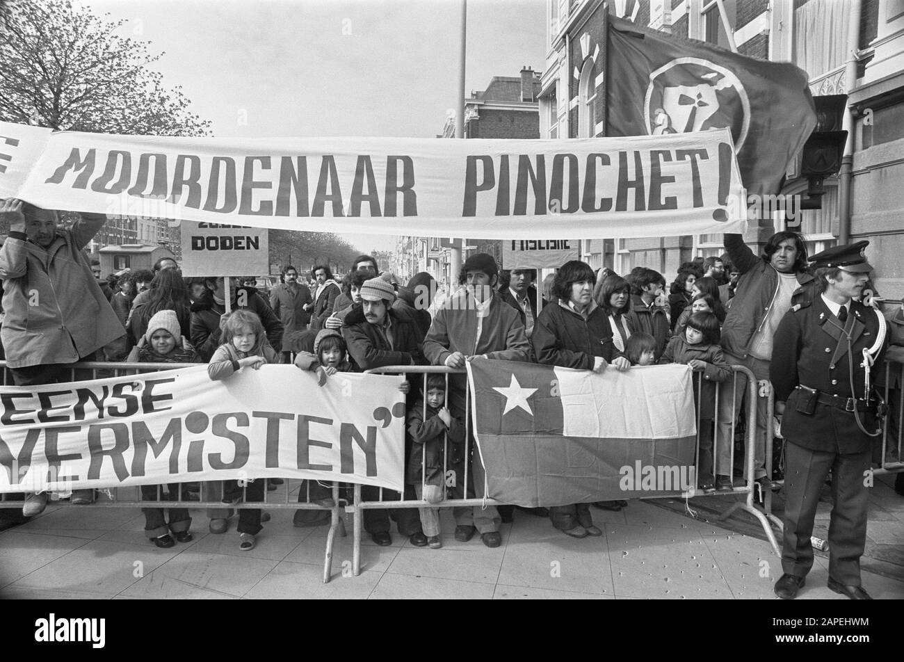 Manifestation à l'ambassade du Chili à la Haye Description: Les manifestants manifestent contre les disparitions à grande échelle d'opposants politiques sous le règne du général chilien Pinochet Date: 20 avril 1977 lieu: La Haye, Zuid-Holland mots clés: Ambassades, manifestations, personnes disparues Banque D'Images