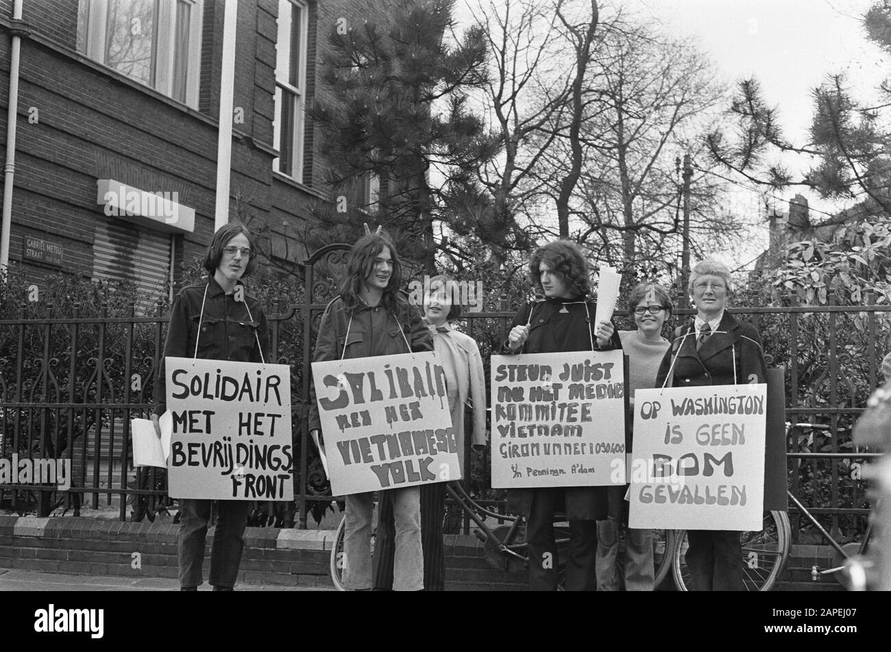 Manifestants devant le consulat américain d'Amsterdam, manifestant contre les bombardements au Vietnam du Nord Date : 18 avril 1972 lieu : Amsterdam, Noord-Holland mots clés : guerre du Vietnam, consulats, manifestants, manifestations Banque D'Images