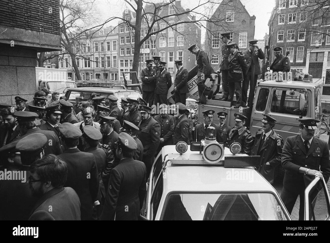 Démonstration de moyens de transport du personnel de police à l'hôtel de ville d'Amsterdam Description: Manifestations, police Date: 7 mars 1983 lieu: Amsterdam, Noord-Holland mots clés: Manifestations, police Banque D'Images