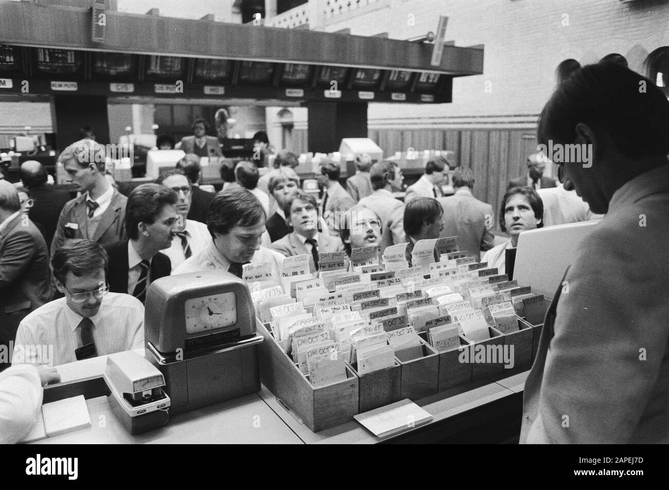Stock index options at the European Option Exchange in Amsterdam Description: Stock Exchange Activities at the European Option Exchange Date: 13 septembre 1983 lieu: Amsterdam, Noord-Holland mots clés: Stock Exchange Traders, stock Exchange Banque D'Images