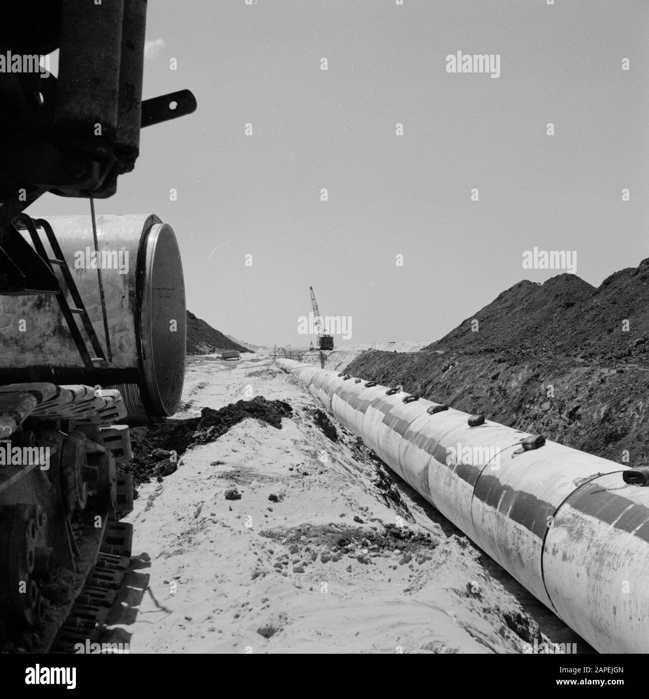 Projet d'irrigation dans le désert du Negev. Les tubes sont posés dans un fossé avec une dragline Date: 1 janvier 1960 lieu: Israël, Negev mots clés: Ouvrages d'irrigation, tubes, pipelines Banque D'Images