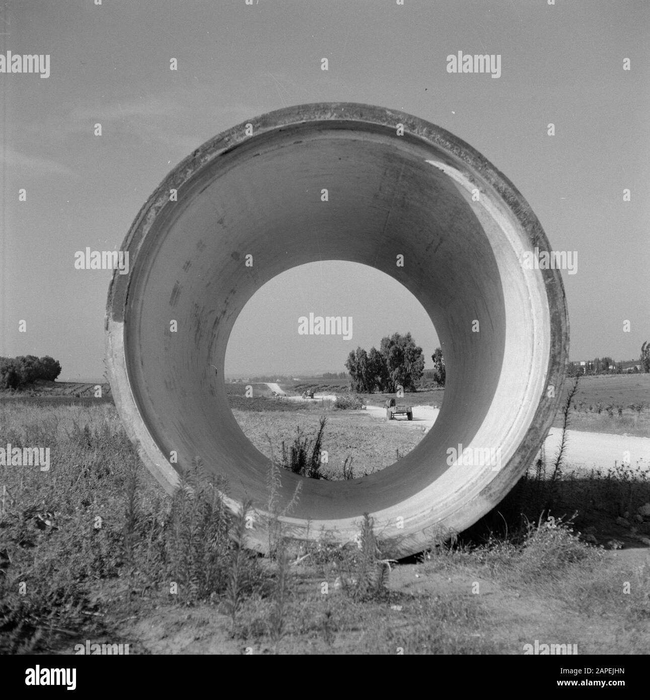 Projet d'irrigation dans le désert du Negev. Un tuyau pour la construction d'un pipeline Date : 1 janvier 1960 lieu : Israël, Negev mots clés : ouvrages d'irrigation, tubes, pipelines Banque D'Images