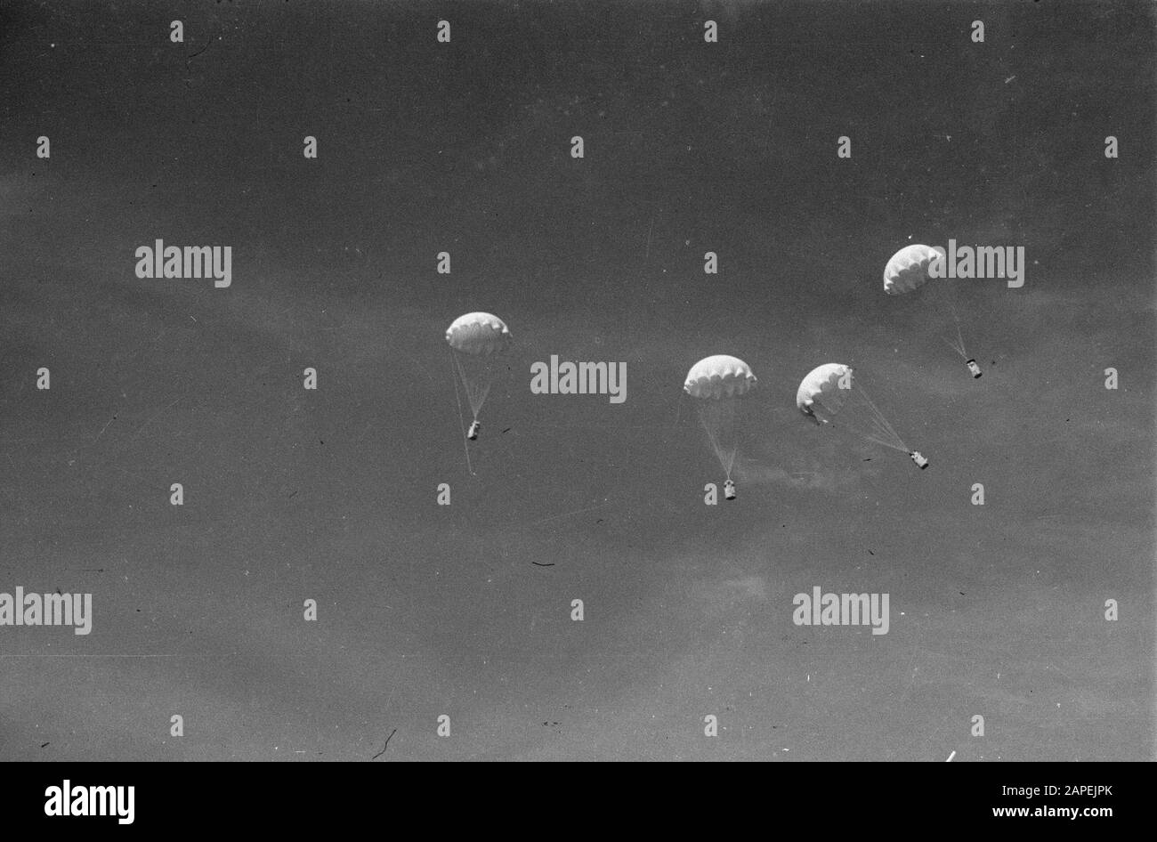 Pankelan aan Krawang Description: [L'offre est abandonnée aux parachutes] Date: 13 mars 1948 lieu: Indonésie, Java, Krawang, Hollandais East Indies Banque D'Images