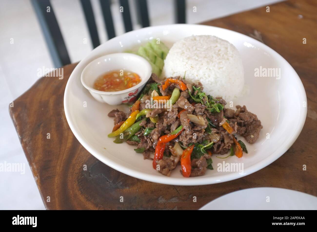 Riz garni de bœuf sauté et de basilic et d'œufs frits, concept de nourriture saine, nourriture biologique Banque D'Images