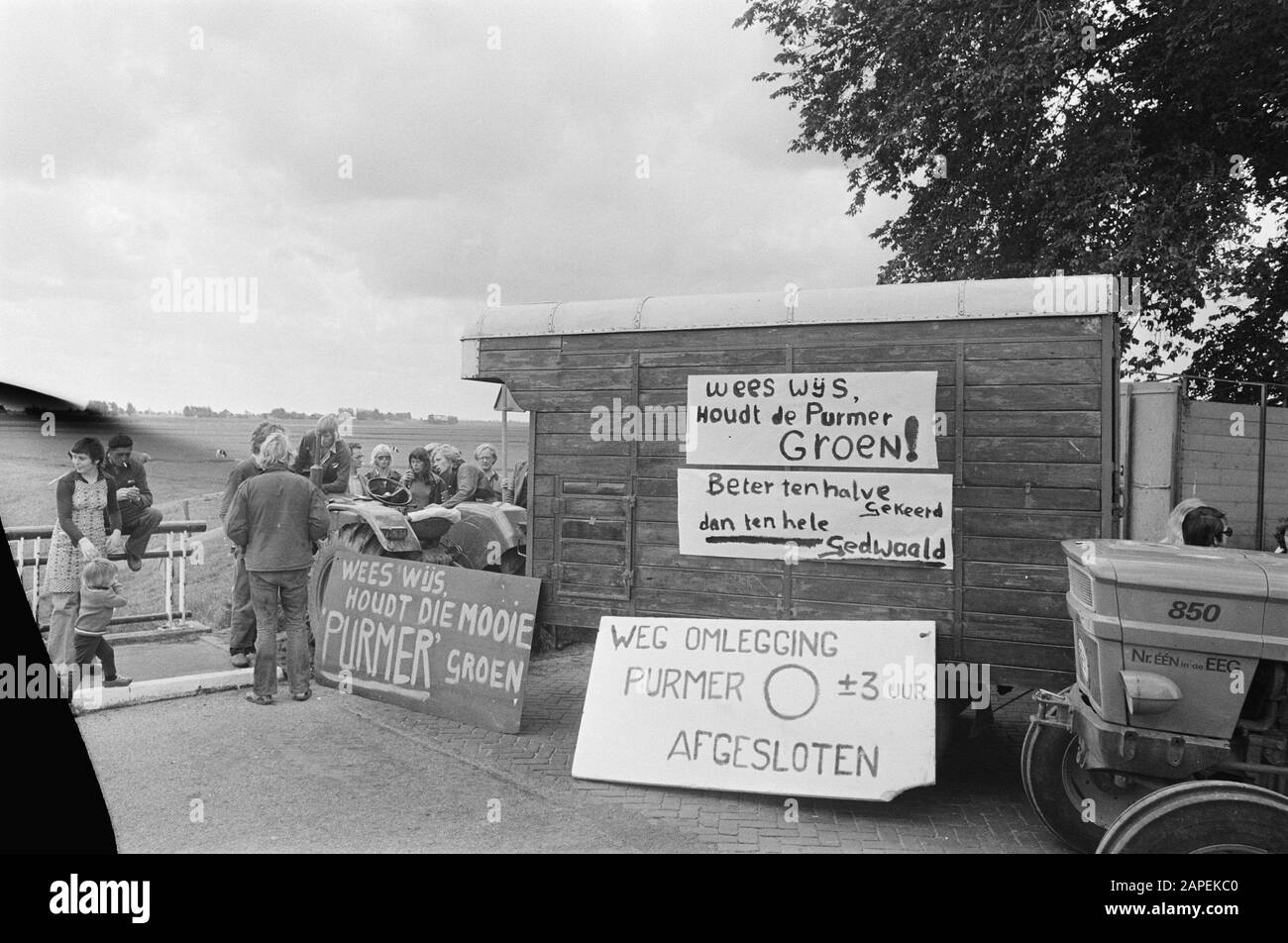 Les résidents de Purmerpolder bloquent les routes de protestation contre les plans de construction dans le polder; signes de protestation sur le camion Date: 29 mai 1974 mots clés: Routes, résidents, protestations, camions Banque D'Images