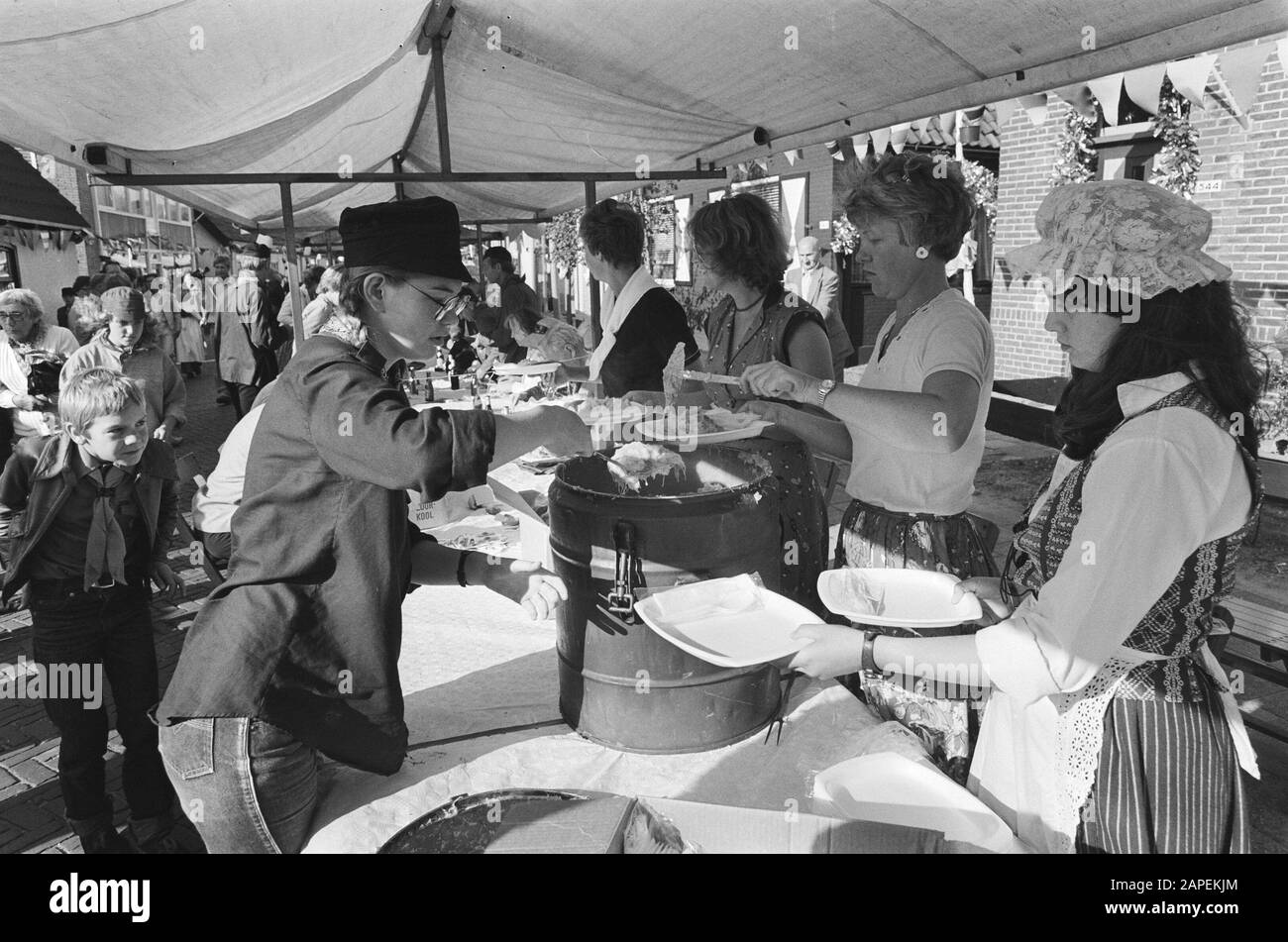 Sept km de sauerkraut à Langendijk Description: Les habitants de Langedijk et des villages environnants participent à ce grand repas en l'honneur du 900ème anniversaire de Langendijk Date: 7 septembre 1980 lieu: Langendijk, Noord-Holland mots clés: Repas, sauerkraut Banque D'Images