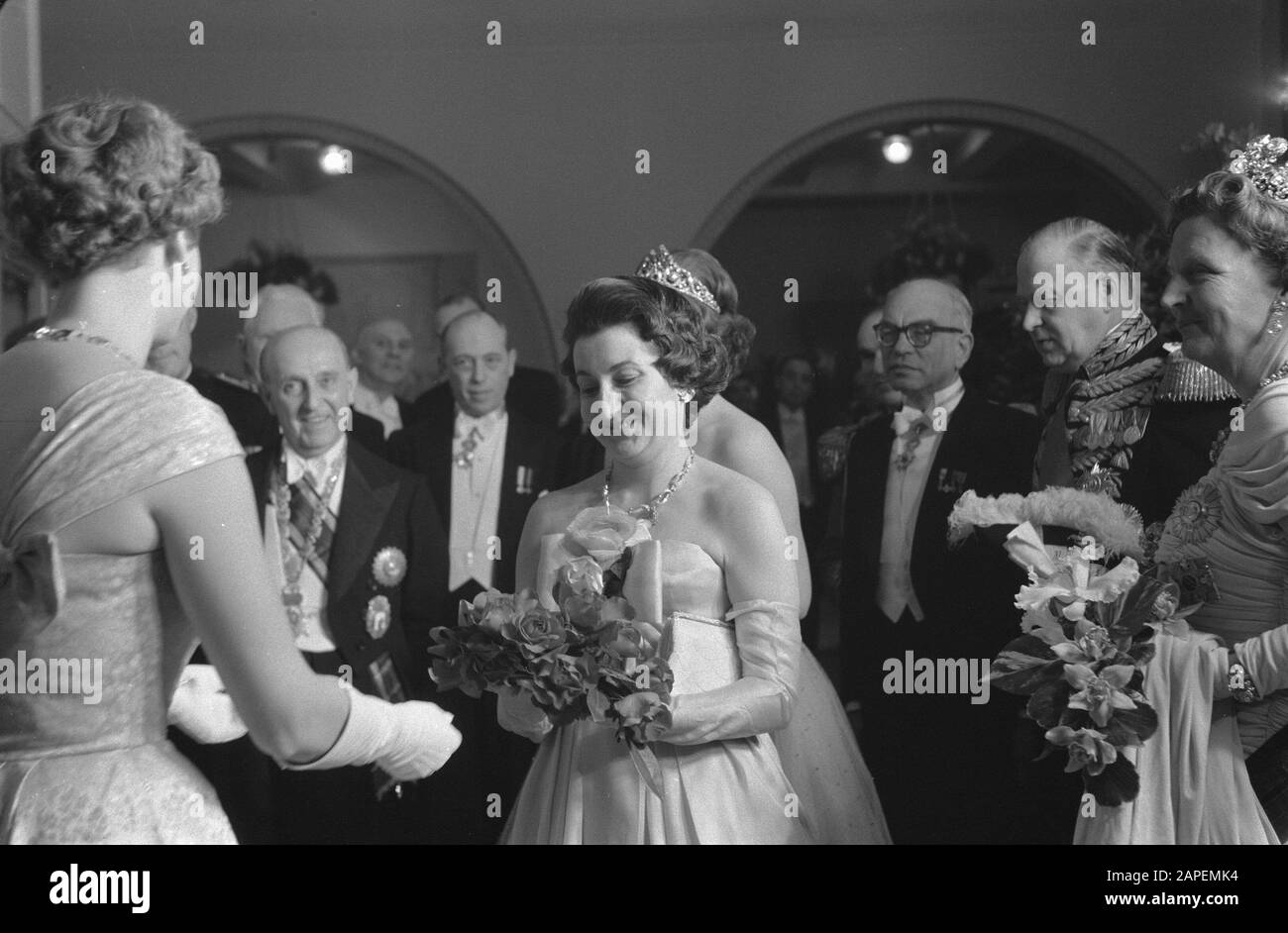 Visite au Théâtre Royal de la Haye Présentation de la danseuse à la Haute entreprise Date: 7 mars 1960 lieu: La Haye, Zuid-Holland mots clés: Visites, danseurs, entreprises, propositions Nom de l'institution: Koninklijke Schouwburg Banque D'Images