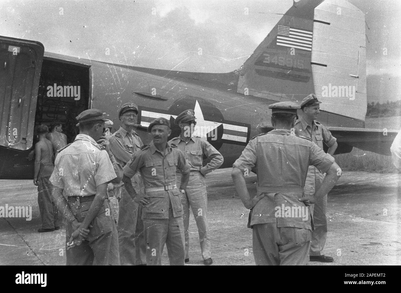 Loeboek Aloeng [nord de Padang]/Visite de la Mission militaire américaine à Padang/avion intermédiaire de la Croix-Rouge de Singapour à Padang/Ds. Steinhart in Pasar Usan Description: Visitez la Mission militaire américaine à Padang [salutation à l'aéroport] Date: 22 octobre 1947 lieu: Indonésie, Antilles néerlandaises Banque D'Images