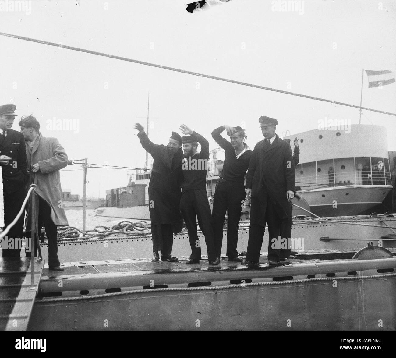Arrivée O.24 et Seal à Rotterdam Date : le 6 avril 1949 lieu : Rotterdam, Zuid-Holland mots clés : crew Nom de l'établissement : HM Zeehond Banque D'Images