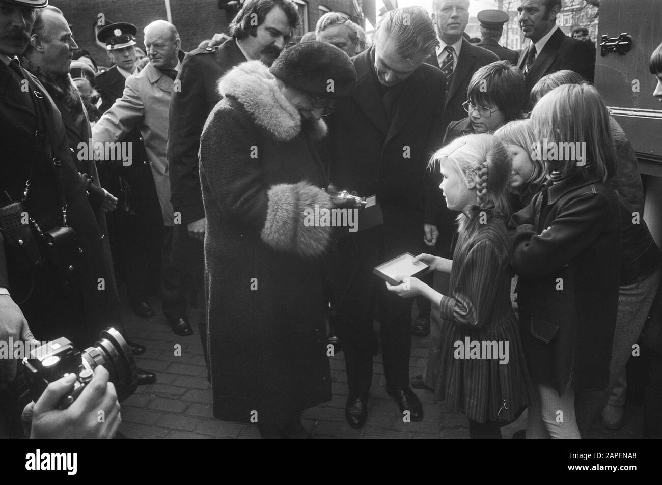 Visitez la Reine Juliana à Rotterdam; offrez un objet d'étain à sa Majesté par fille direct Pocket Carrier House Date: 11 mars 1976 lieu: Rotterdam, Zuid-Holland mots clés: Offres, visites, reines Nom personnel: Juliana, Queen Banque D'Images