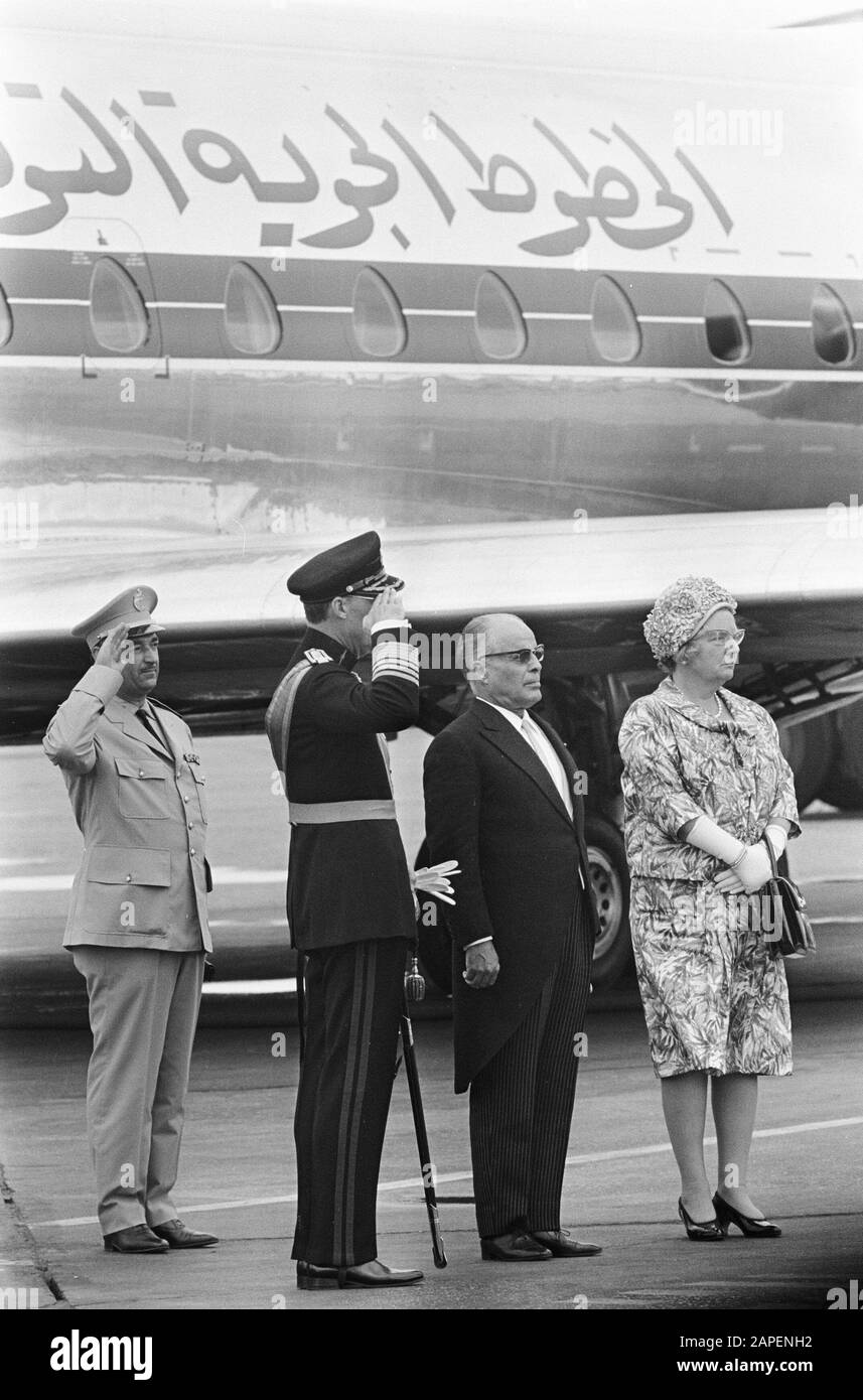 Visitez le Président Bourguiba de Tunisie arrivée Schiphol pendant l'hymne Date: 6 juillet 1966 lieu: Noord-Holland, Schiphol mots clés: Folk, arrivées, visites, présidents Nom personnel: Bourguiba, Habib Ben Ali Banque D'Images