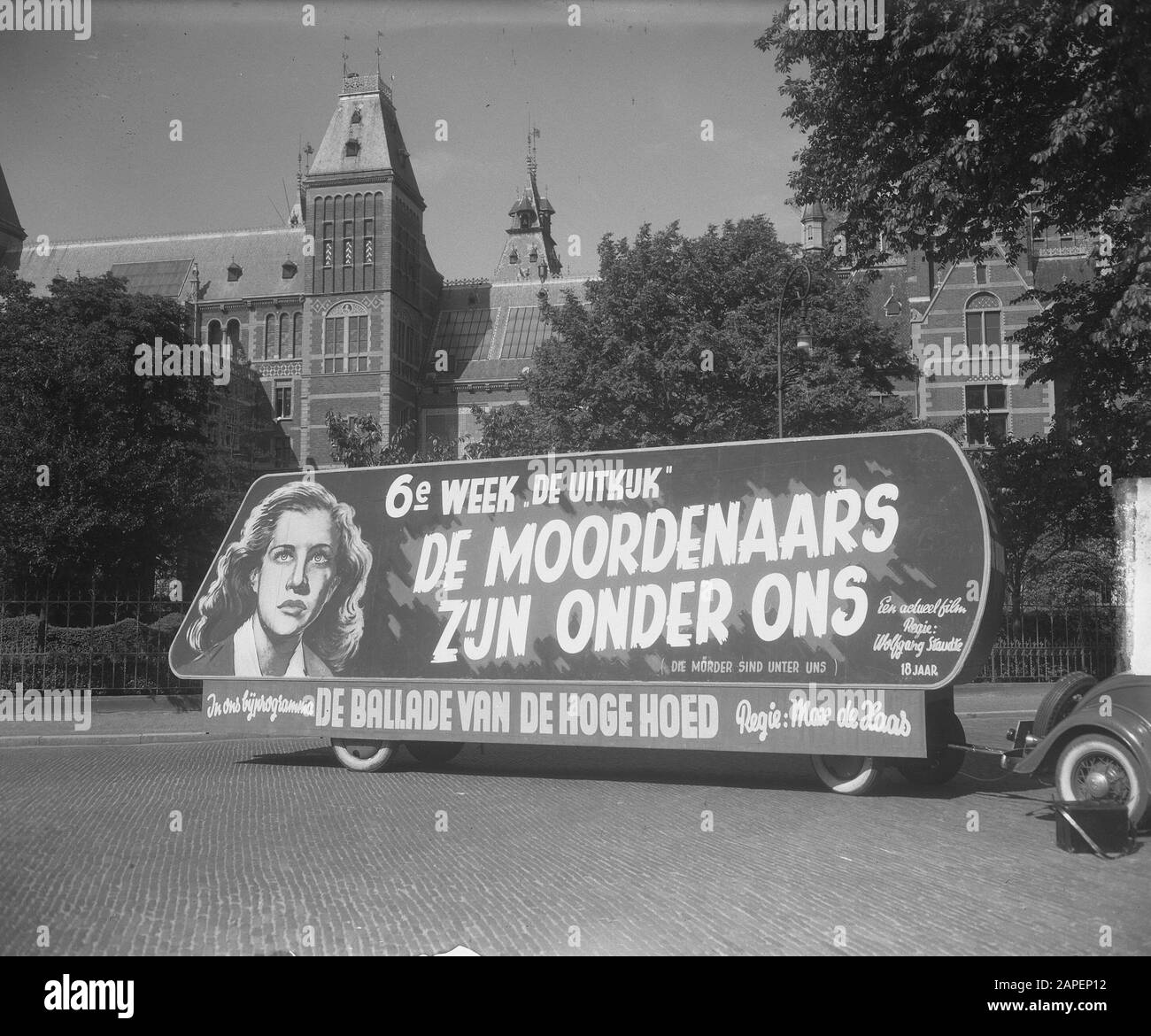 Voiture avec publicité pour le film Die Mörder sind unter uns publié par Actueelfilm [location au Rijksmuseum à Amsterdam] Date: 1 juin 1949 lieu: Amsterdam, Noord-Holland mots clés: Auto s, films, publicité Nom personnel: Film actuel Banque D'Images