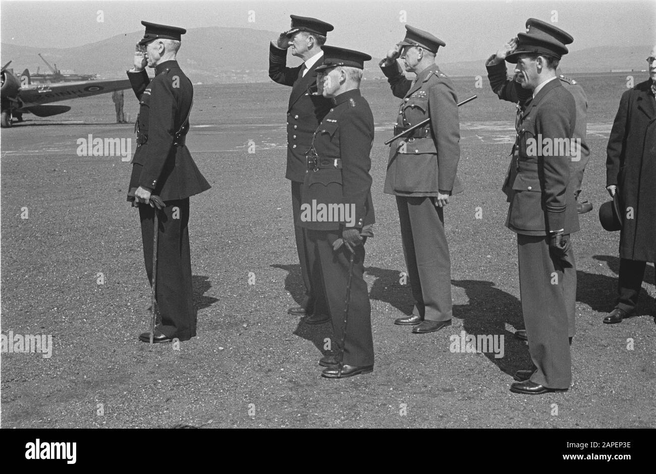 HIE [Pays-Bas en Angleterre]/Annefo London series Description: [Visite du Prince Bernhard à Belfast pour l'ouverture de l'exposition néerlandaise] [Divers officiers apportent l'accueil] Date: Mai 1943 lieu: Belfast mots clés : gardes honoraires, inspections, soldats, princes, première Guerre mondiale Nom de l'institution: RAF Banque D'Images