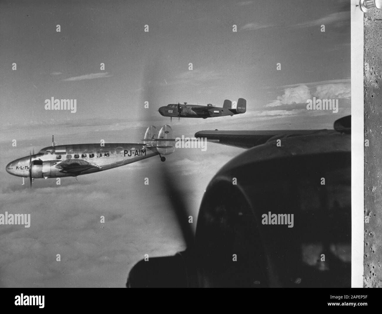 Wi [West Indies]/Anefo London series Description: Visite de la princesse Juliana au Suriname (1943). La princesse Juliana s'est rendue au Suriname et y a atterri en novembre 1943 par avion. Sur son chemin vers le Surinam, elle a survolé les îles Windward et des tracts ont été dispersés, dans lesquels elle a accueilli les résidents et a exprimé son regret qu'il n'était pas possible pour elle de les visiter. Sur la photo l'avion KLM et deux combattants américains comme guide Annotation: Repronegative de 935-1501 Date: Novembre 1943 mots clés: Seconde Guerre mondiale, avion Nom de l'institution: KLM Banque D'Images