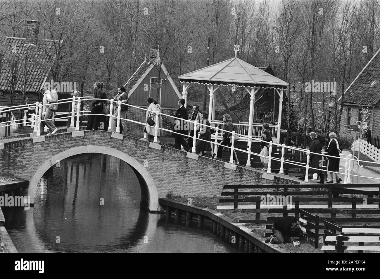 Buitenmuseum du musée Zuiderzee à Enkhuizen Description: Les visiteurs traversent un pont Date: 29 avril 1983 lieu: Enkhuizen, Noord-Holland mots clés: Ponts, histoire, musées Nom de l'établissement: Zuiderzeemuseum Banque D'Images