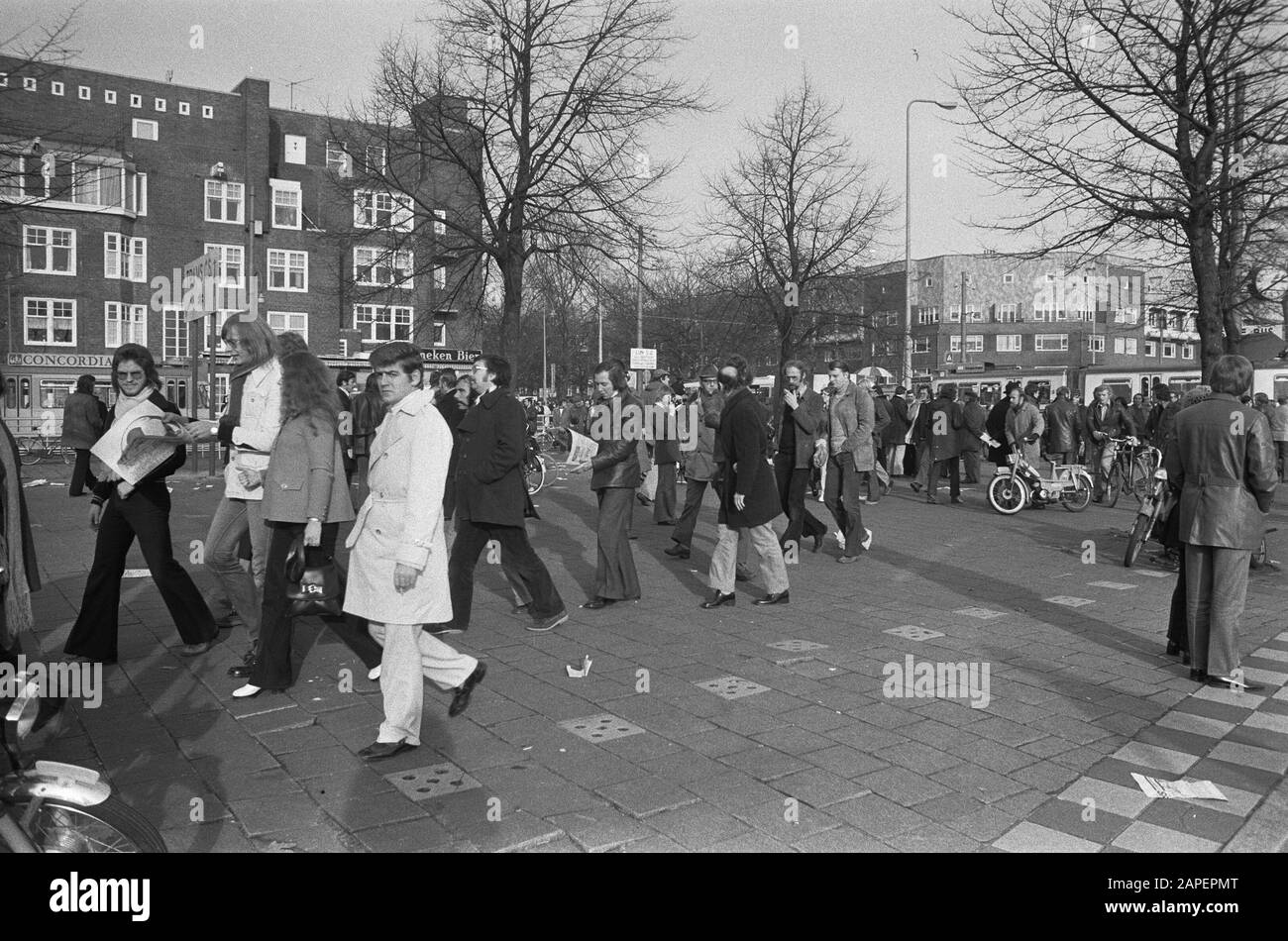 Les visiteurs de l'interland Pays-Bas-Belgique dans le stade olympique d'Amsterdam viennent par les transports en commun dans le cadre de l'auto-free dimanche Description: Visiteurs à pied du stade Date: 18 novembre 1973 lieu: Amsterdam, Noord-Holland mots clés: Carless dimanche, visiteurs, interland, boycott pétrolier, football, piéton Banque D'Images Les visiteurs de l'interland Pays-Bas-Belgique dans le stade olympique d'Amsterdam viennent par les transports en commun dans le cadre de l'auto-free dimanche Description: Visiteurs à pied du stade Date: 18 novembre 1973 lieu: Amsterdam, Noord-Holland mots clés: Carless dimanche, visiteurs, interland, boycott pétrolier, football, piéton Banque D'Images