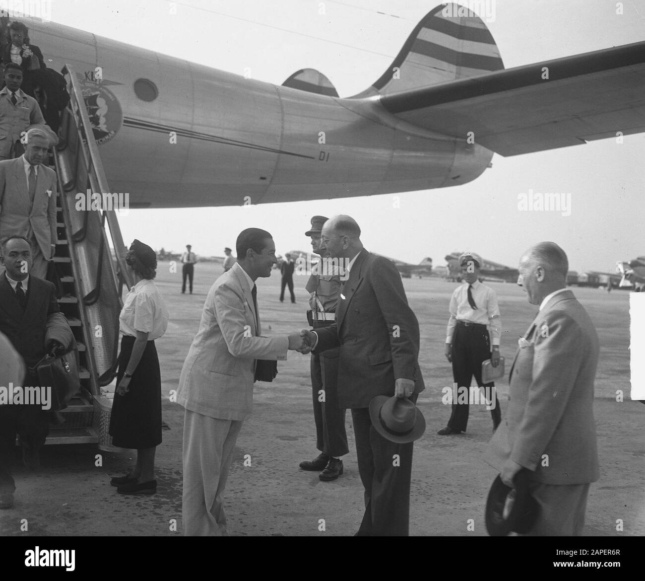Arrivée Sultan Hamid À L'Aéroport De Schiphol. Salutation par le ministre Maarseeveen Date: 6 août 1949 mots clés: Arrivée, salutations Nom personnel: Hamid II, Maarseveen, J.H. van Banque D'Images