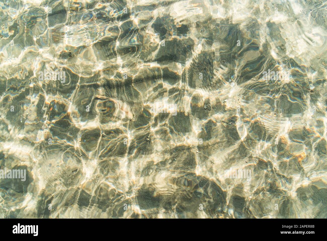 Surface d'eau transparente et sable sur le fond du lac. Banque D'Images