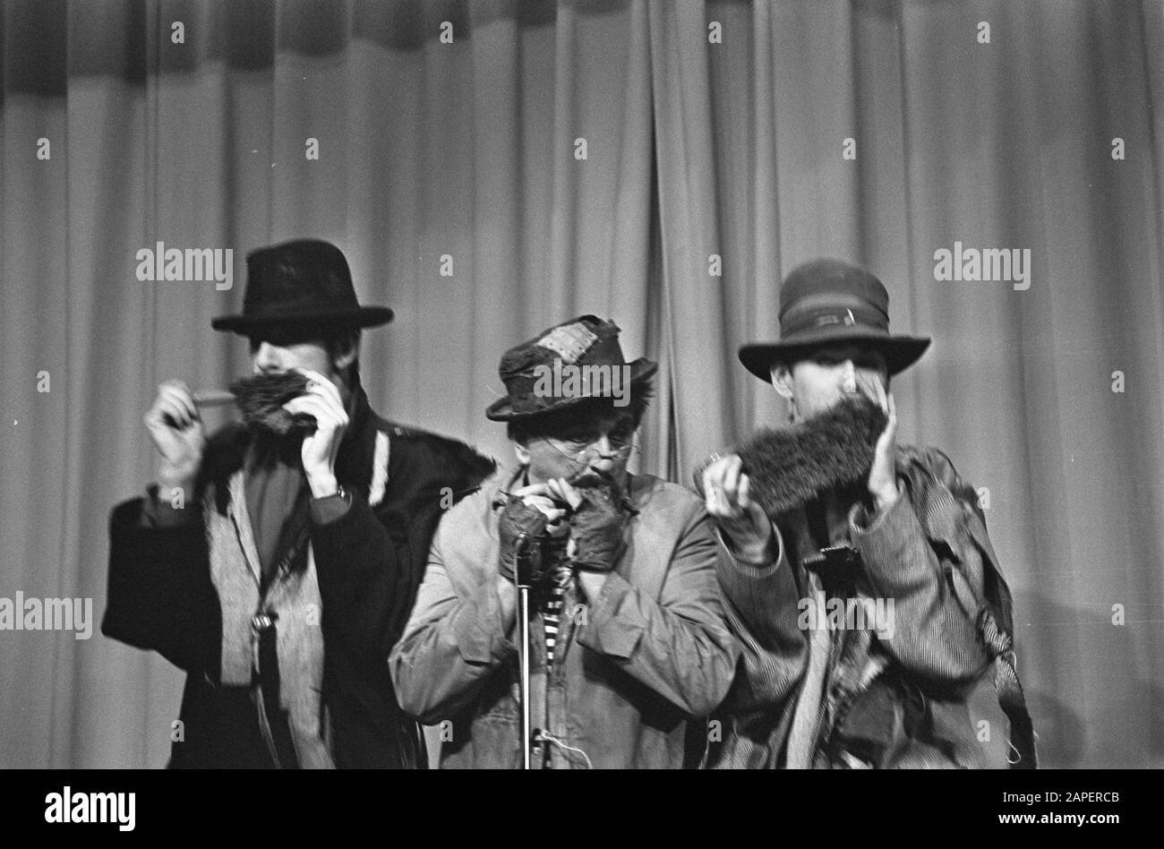 Dorus op schoot, dans son théâtre de Rotterdam, numéro avec Peter de Jong (l) et Nico van Hulst (l) Date : 24 janvier 1968 lieu : Rotterdam, Zuid-Holland Nom personnel : Hulst Nico van, Jong Peter de, Manders, Tom Banque D'Images