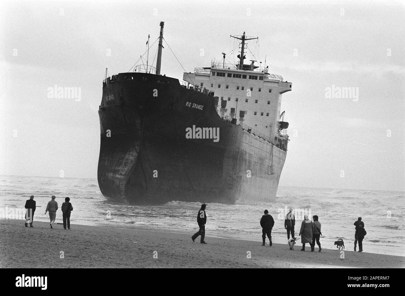 Rio Grande sur la plage de Wassenaar Description: À Wassenaar, le transporteur maltais Rio Grande s'est écrasé en raison de la tempête lourde Date: 15 janvier 1986 lieu: Wassenaar, Zuid-Holland, Seas mots clés: Littoral, public, accidents de navires, plages, navires de fret Banque D'Images